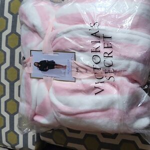 Victoria secret short pink white plus robe bagged tagged 💖